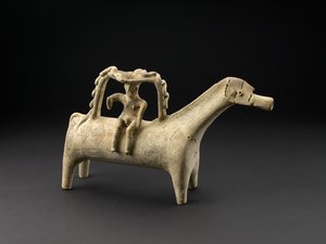 Rhyton en forme de cheval en terre cuite avec cavalier comme partie de la poignée à l